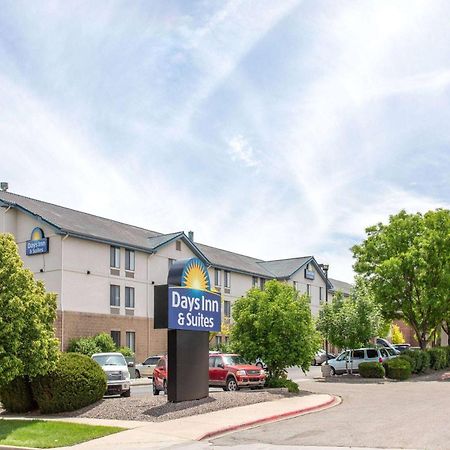 Days Inn & Suites By Wyndham Denver International Airport Экстерьер фото
