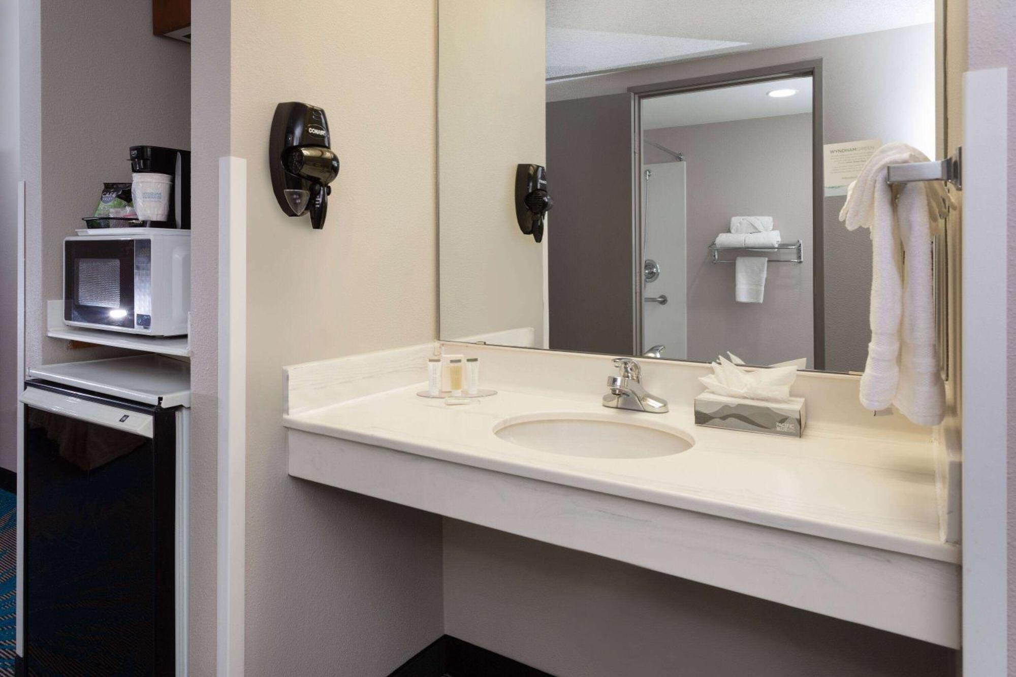 Days Inn & Suites By Wyndham Denver International Airport Экстерьер фото