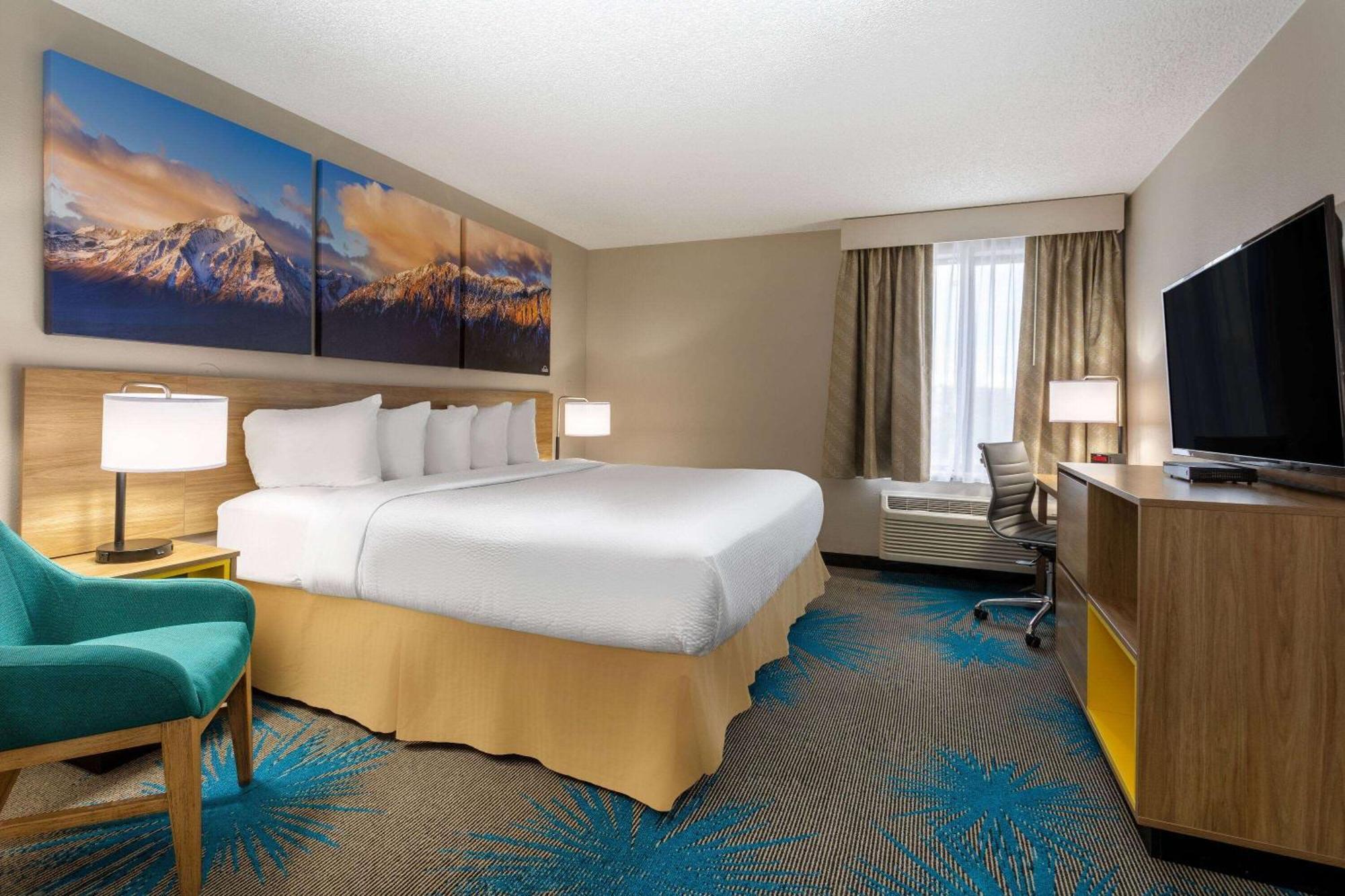 Days Inn & Suites By Wyndham Denver International Airport Экстерьер фото