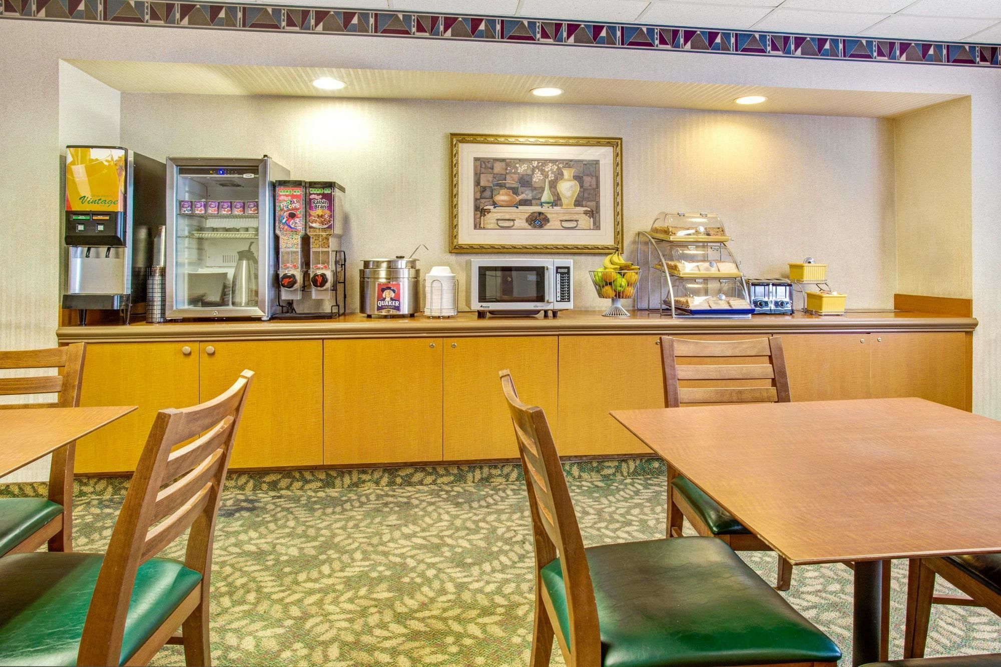 Days Inn & Suites By Wyndham Denver International Airport Экстерьер фото